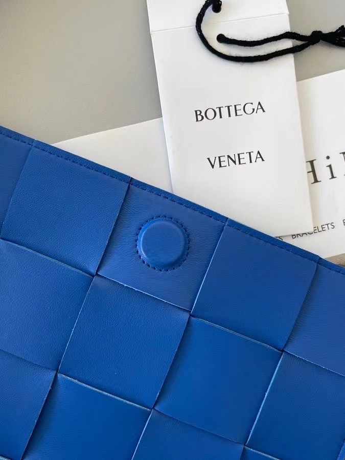bo*te*ga Ve*ne*ta cassett bag in blue intrecciato lambskin