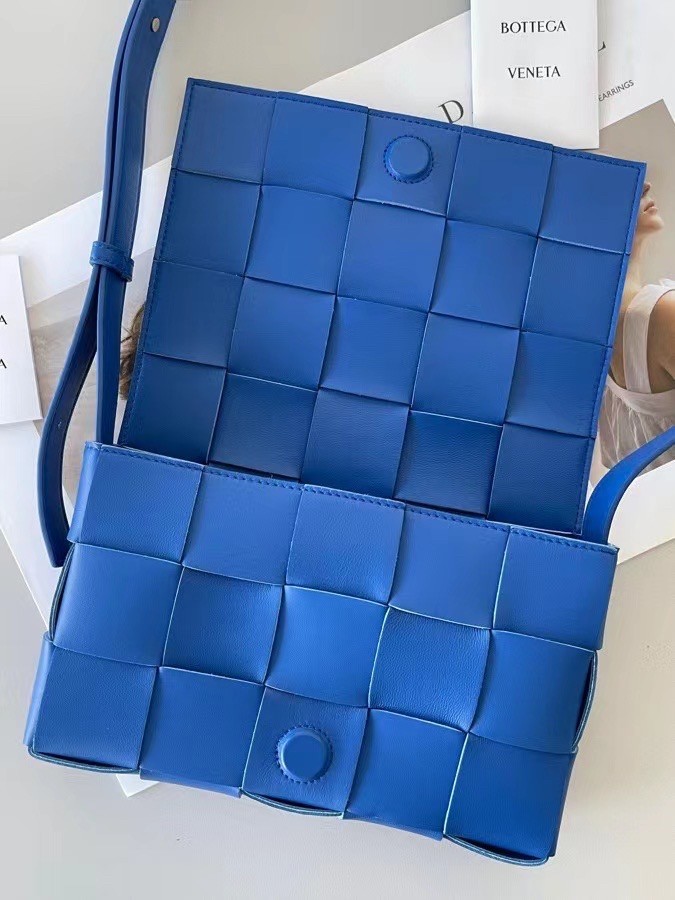 bo*te*ga Ve*ne*ta cassett bag in blue intrecciato lambskin