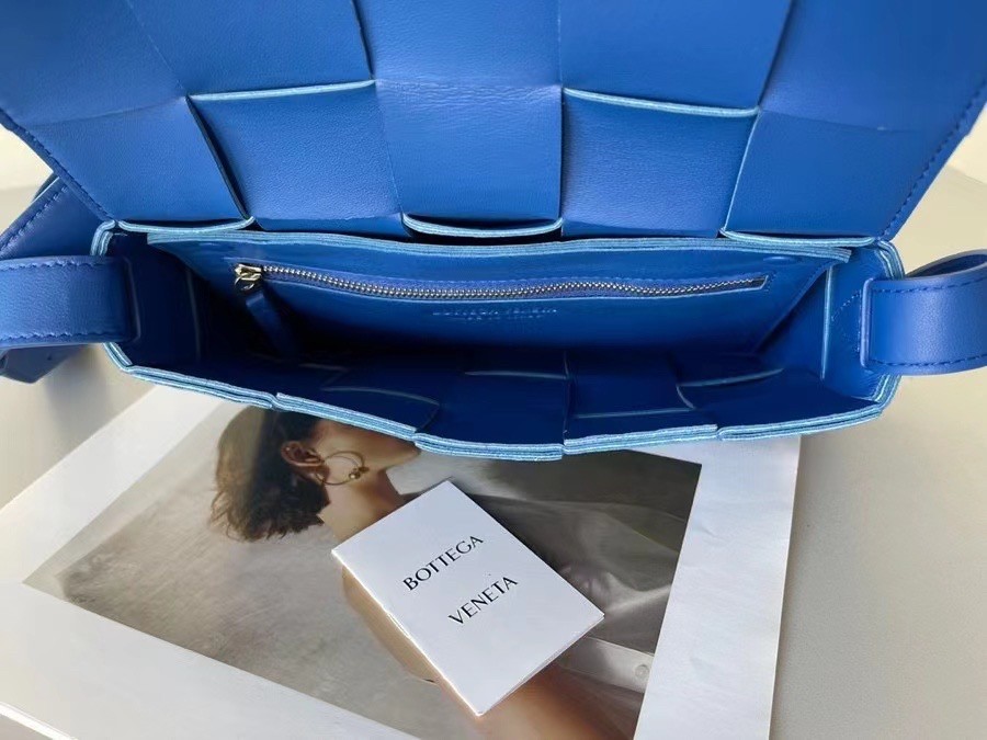 bo*te*ga Ve*ne*ta cassett bag in blue intrecciato lambskin