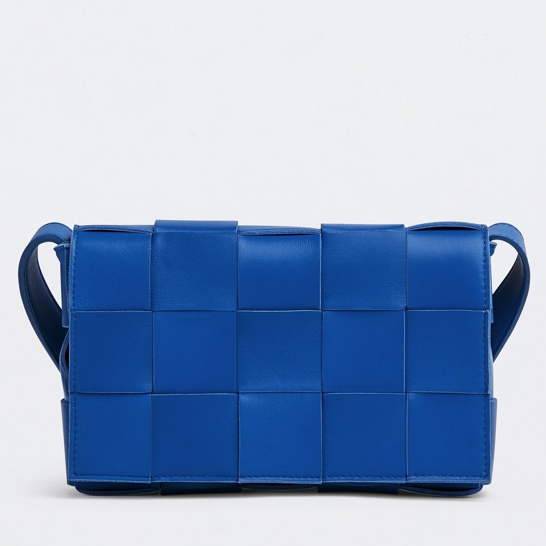 bo*te*ga Ve*ne*ta cassett bag in blue intrecciato lambskin