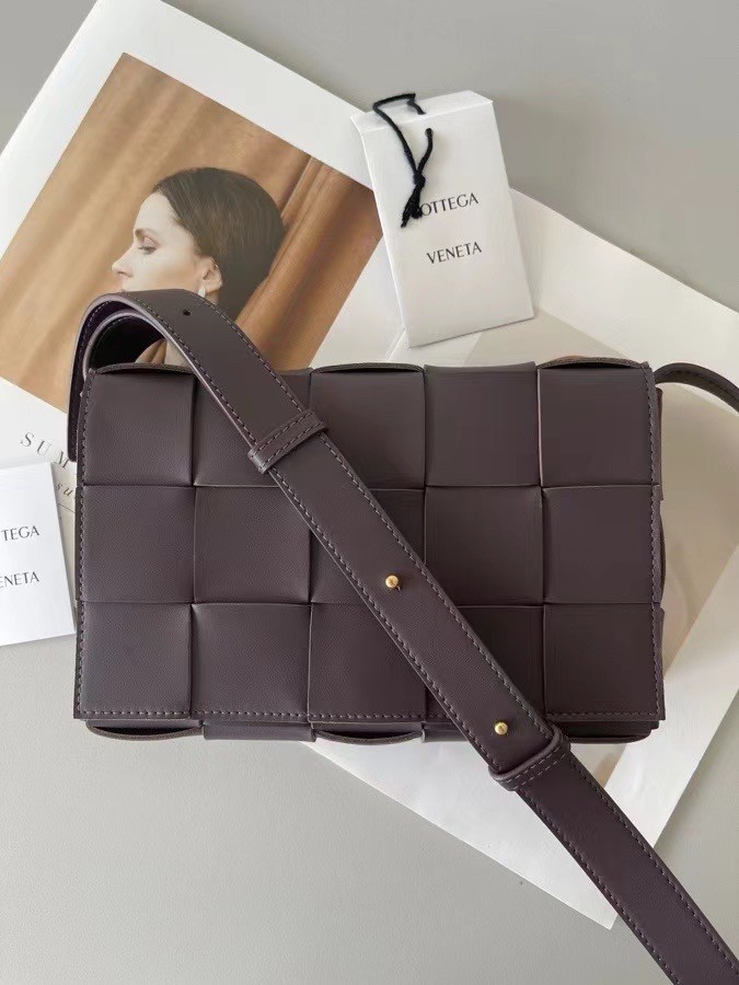 bo*te*ga Ve*ne*ta cassett bag in grape intrecciato lambskin