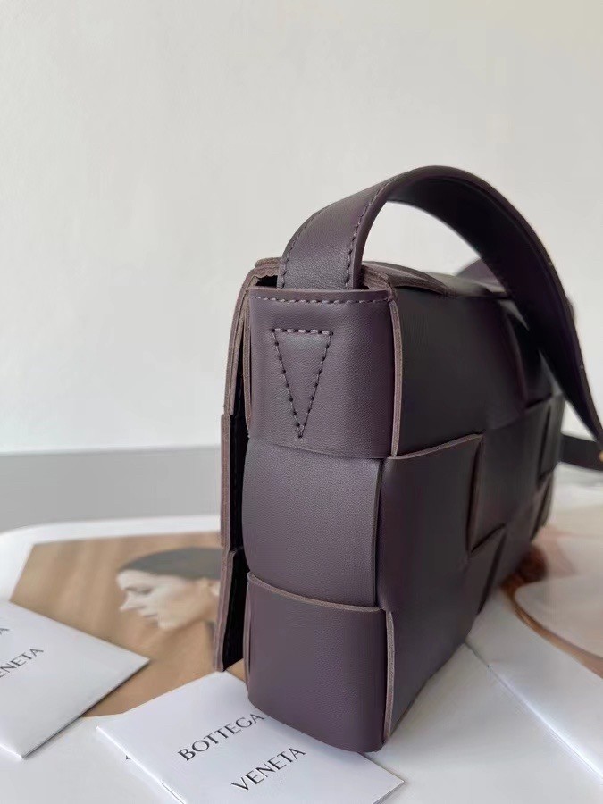 bo*te*ga Ve*ne*ta cassett bag in grape intrecciato lambskin