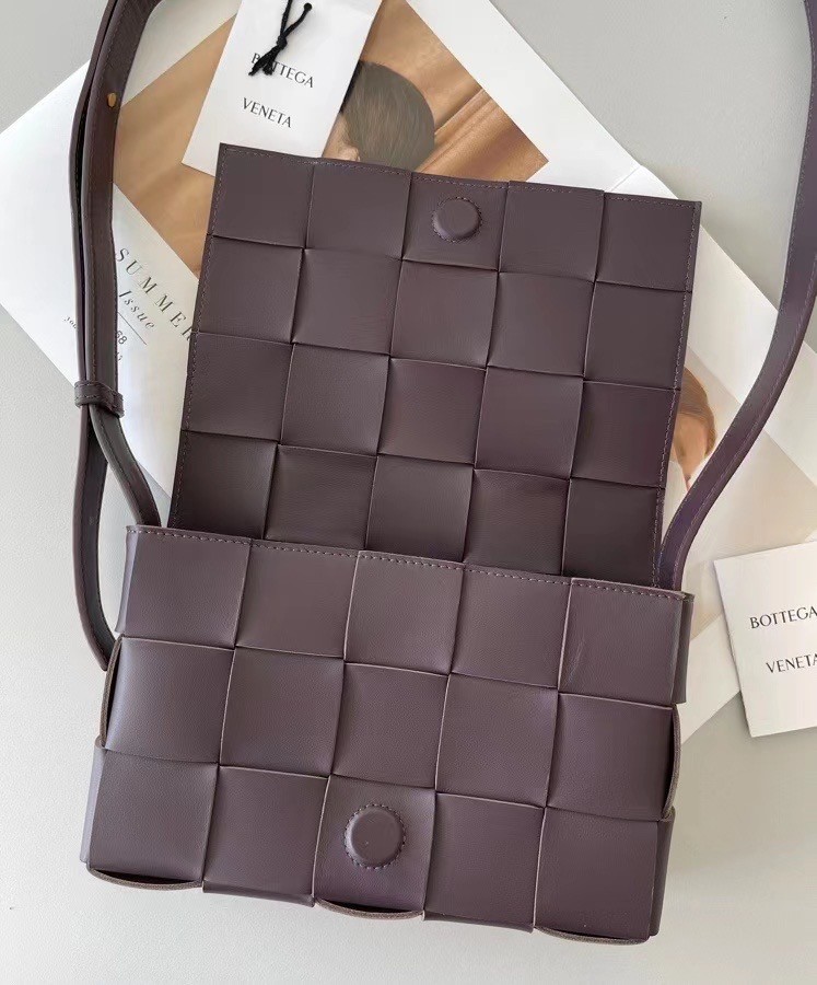 bo*te*ga Ve*ne*ta cassett bag in grape intrecciato lambskin