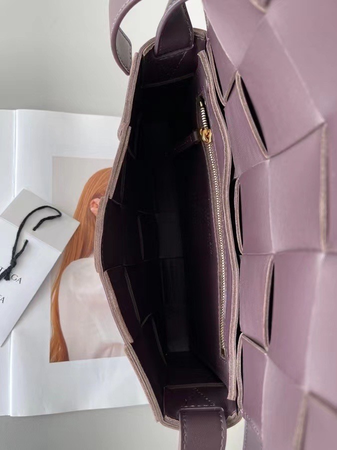 bo*te*ga Ve*ne*ta cassett bag in grape intrecciato lambskin