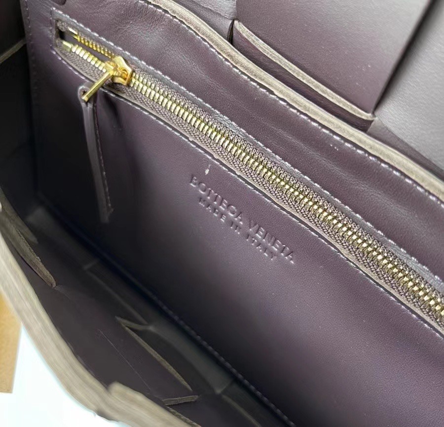bo*te*ga Ve*ne*ta cassett bag in grape intrecciato lambskin