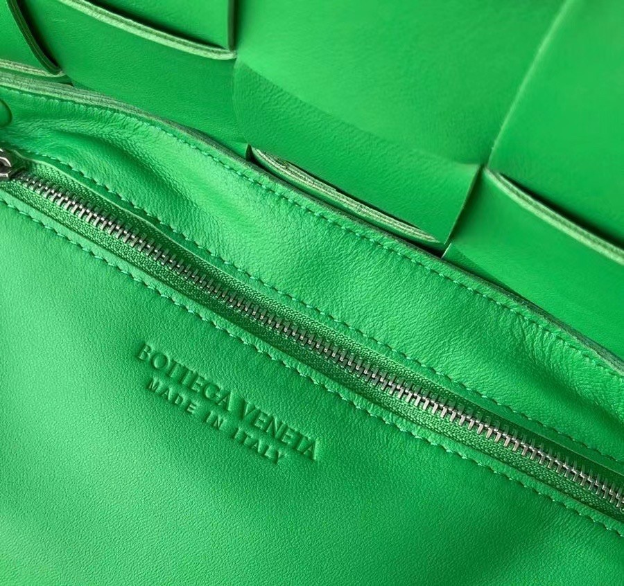 bo*te*ga Ve*ne*ta cassett bag in green intrecciato lambskin