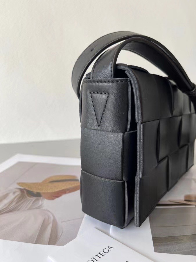bo*te*ga Ve*ne*ta cassett bag in black intrecciato lambskin