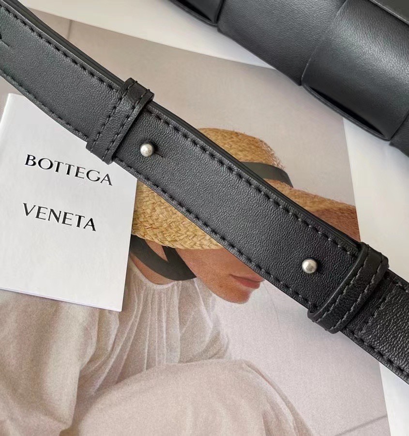 bo*te*ga Ve*ne*ta cassett bag in black intrecciato lambskin