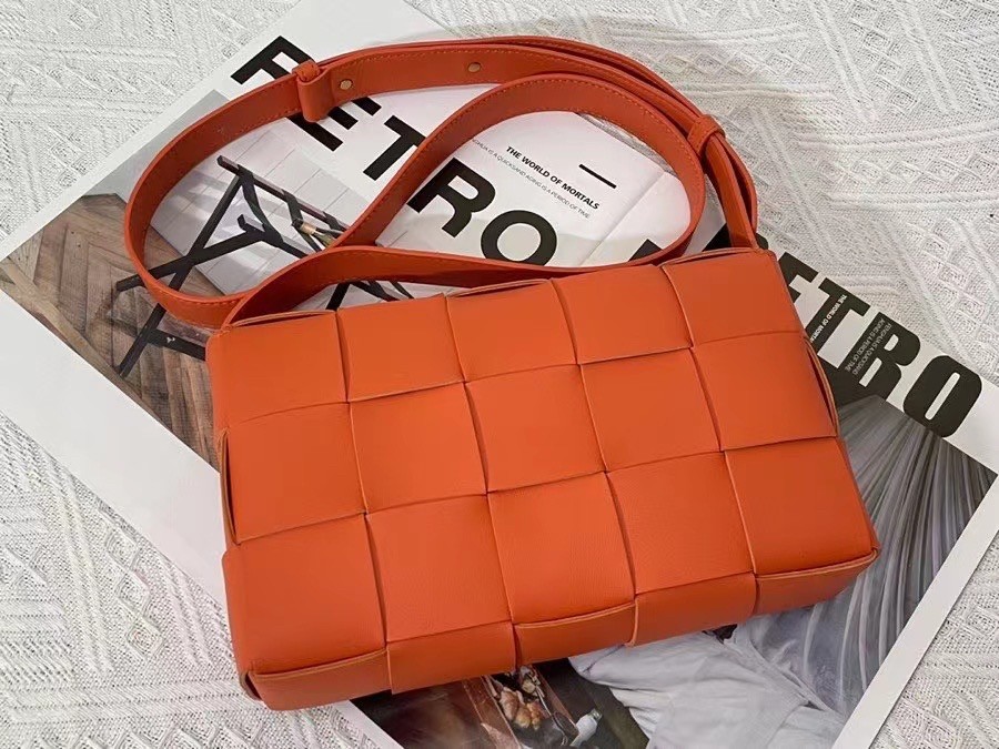 bo*te*ga Ve*ne*ta cassett bag in orange intrecciato lambskin