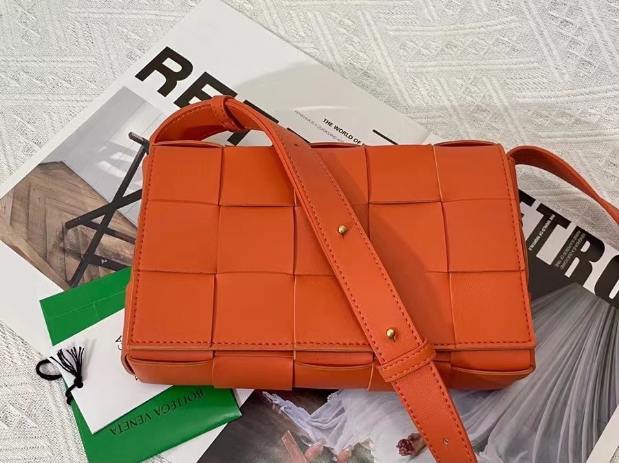 bo*te*ga Ve*ne*ta cassett bag in orange intrecciato lambskin