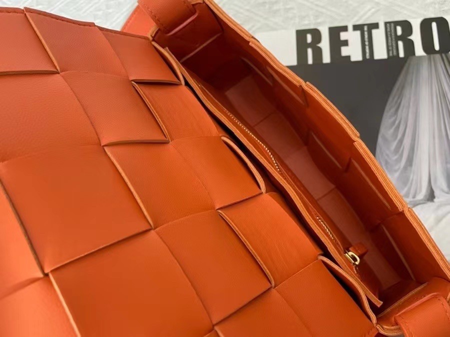 bo*te*ga Ve*ne*ta cassett bag in orange intrecciato lambskin