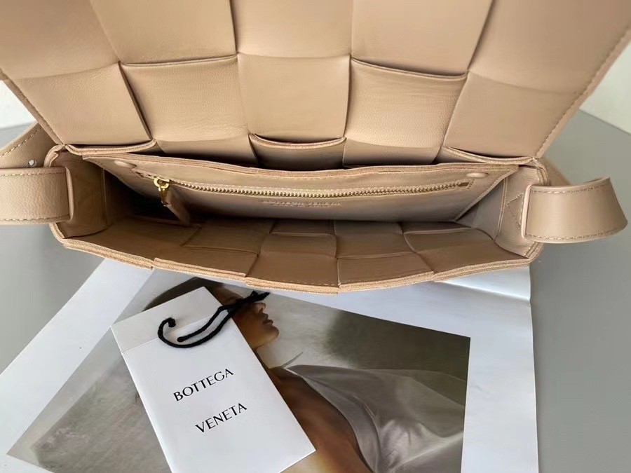bo*te*ga Ve*ne*ta cassett bag in porridge intrecciato lambskin