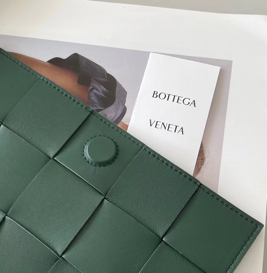 bo*te*ga Ve*ne*ta cassett bag in raintree intrecciato lambskin