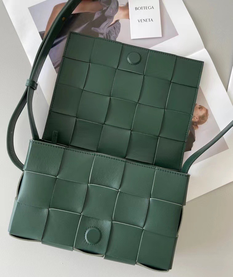 bo*te*ga Ve*ne*ta cassett bag in raintree intrecciato lambskin