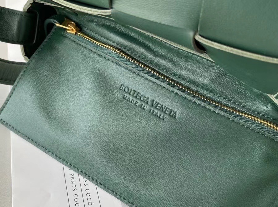 bo*te*ga Ve*ne*ta cassett bag in raintree intrecciato lambskin