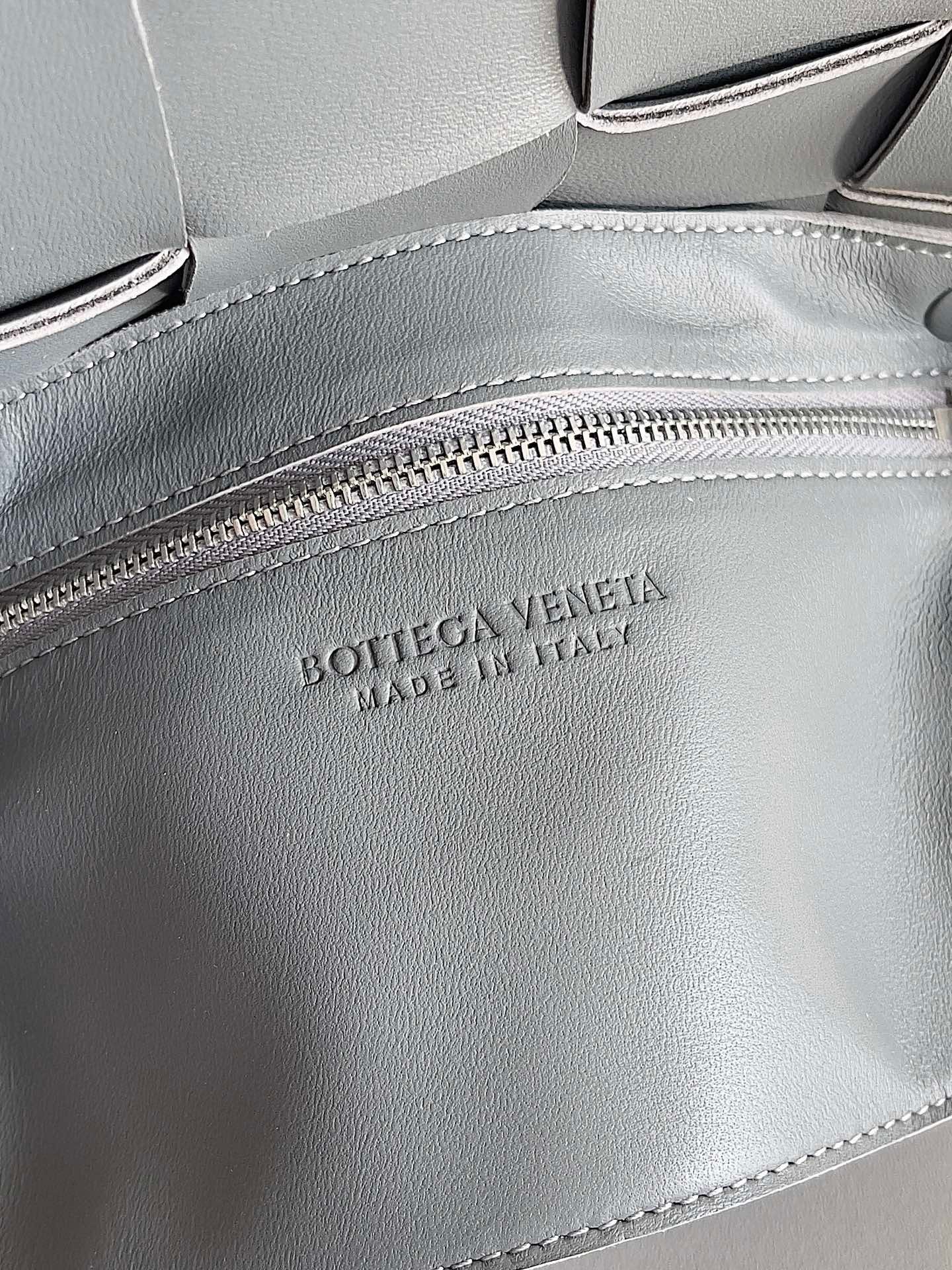 bo*te*ga Ve*ne*ta cassett bag in thunder intrecciato lambskin