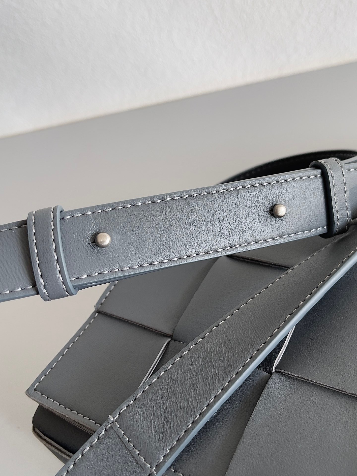 bo*te*ga Ve*ne*ta cassett bag in thunder intrecciato lambskin
