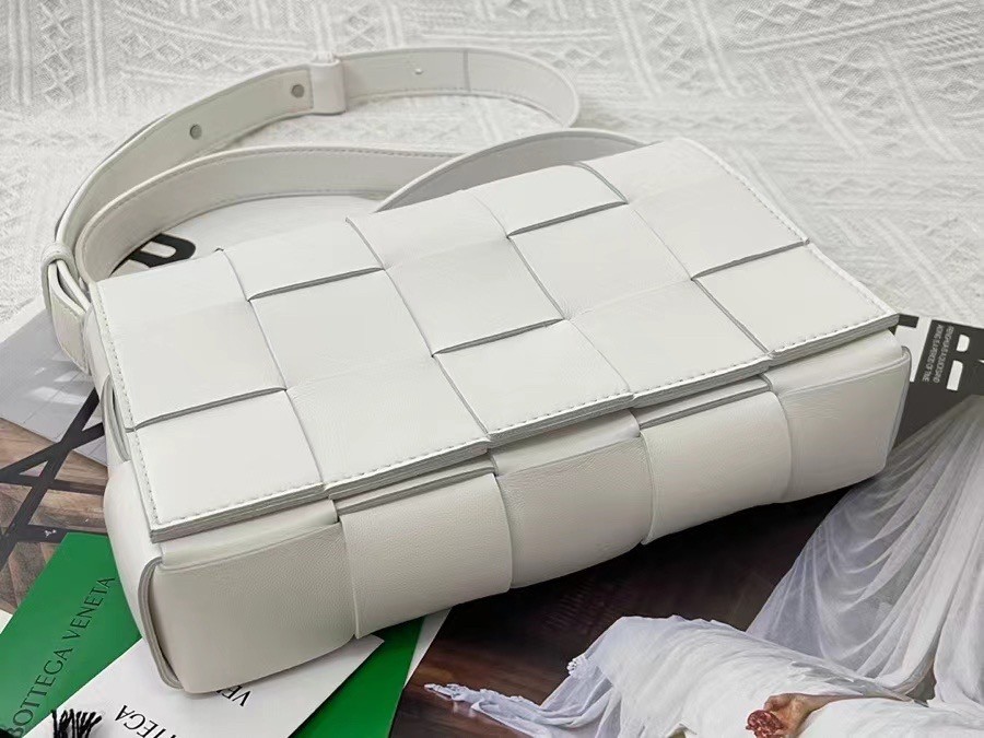 bo*te*ga Ve*ne*ta cassett bag in white intrecciato lambskin