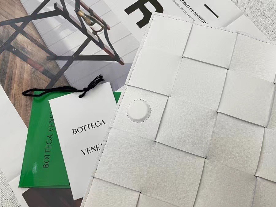 bo*te*ga Ve*ne*ta cassett bag in white intrecciato lambskin