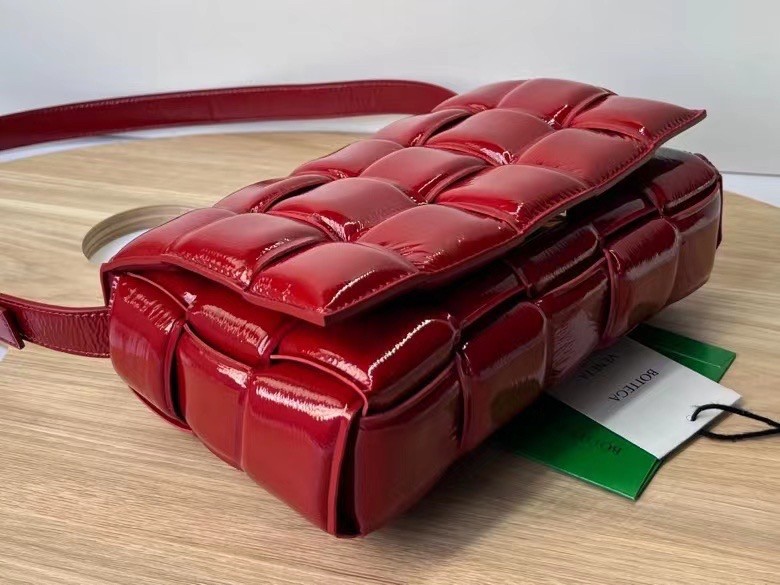 bo*te*ga Ve*ne*ta padded cassette bag in red deerskin