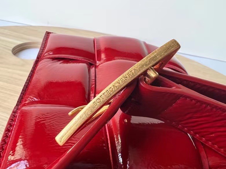bo*te*ga Ve*ne*ta padded cassette bag in red deerskin