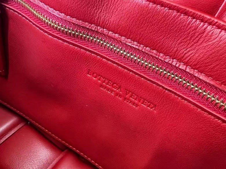 bo*te*ga Ve*ne*ta padded cassette bag in red deerskin