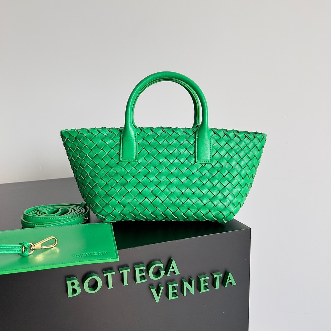 bo*te*ga Ve*ne*ta mini cabat bag in parakeet intrecciato lambskin