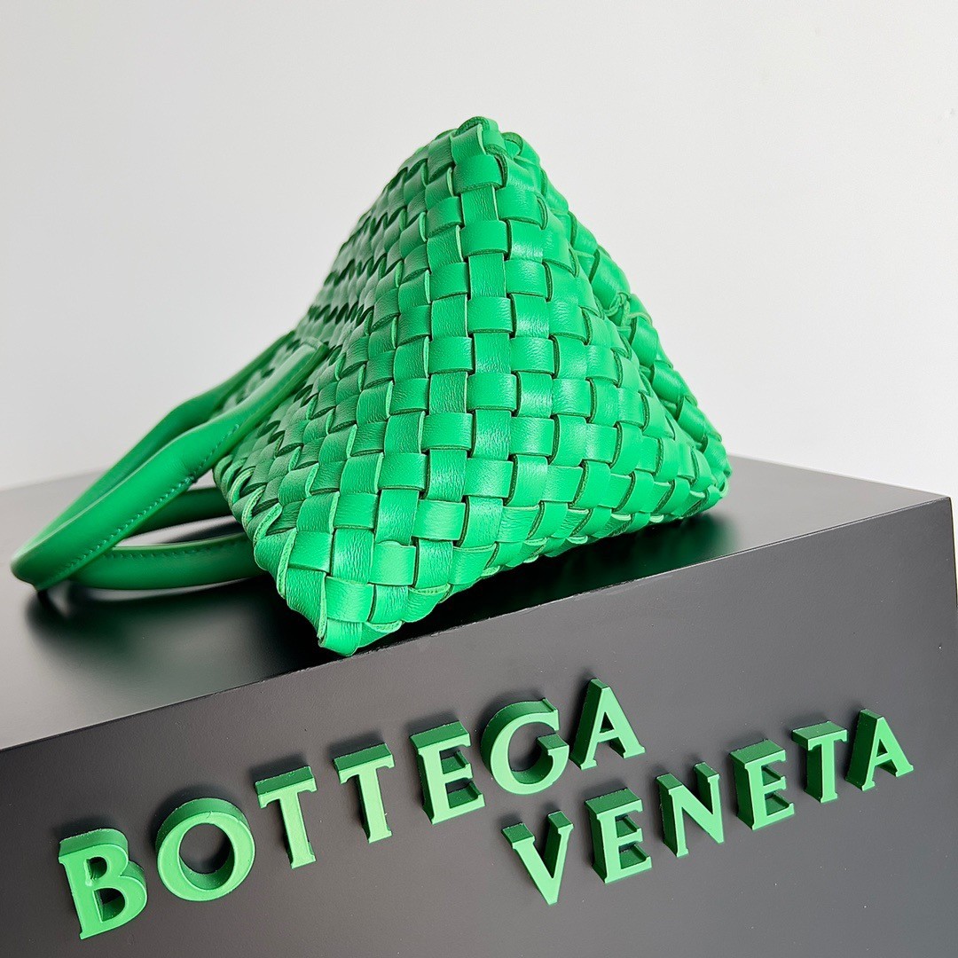 bo*te*ga Ve*ne*ta mini cabat bag in parakeet intrecciato lambskin