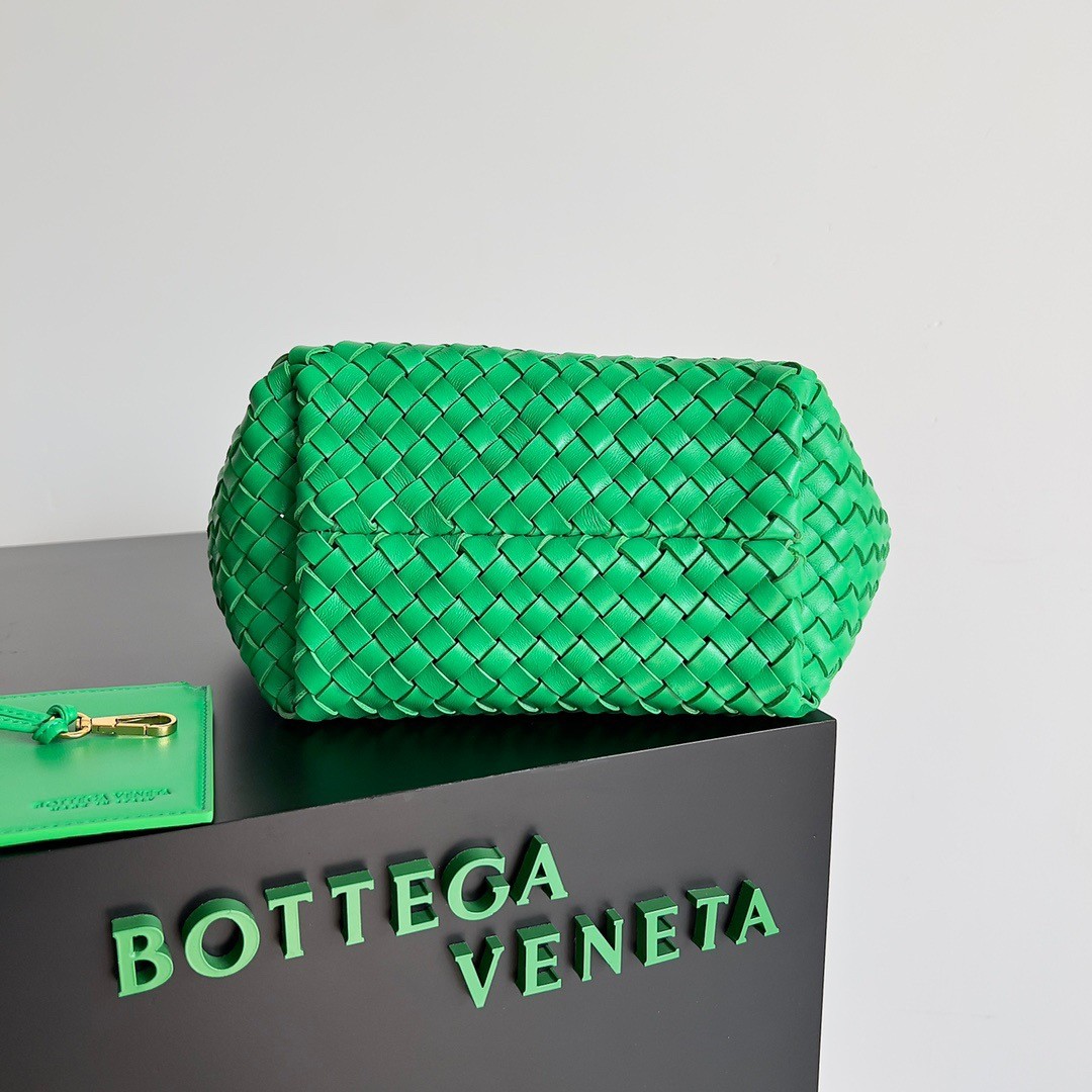 bo*te*ga Ve*ne*ta mini cabat bag in parakeet intrecciato lambskin