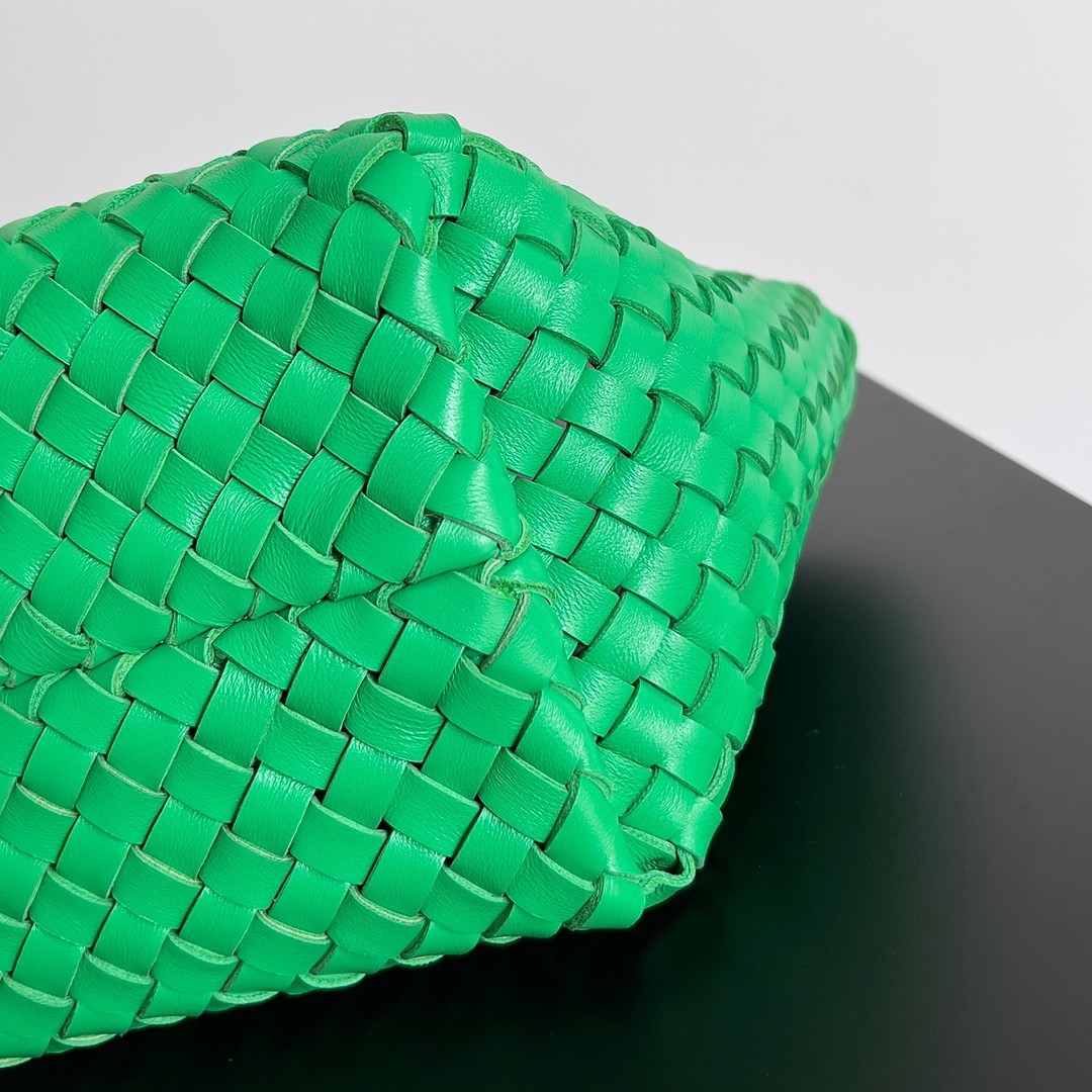 bo*te*ga Ve*ne*ta mini cabat bag in parakeet intrecciato lambskin