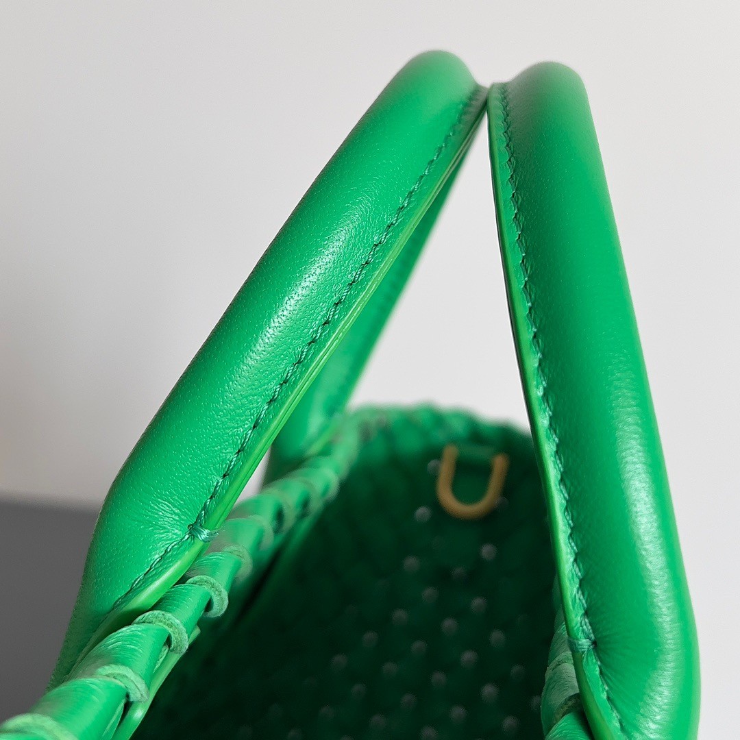 bo*te*ga Ve*ne*ta mini cabat bag in parakeet intrecciato lambskin