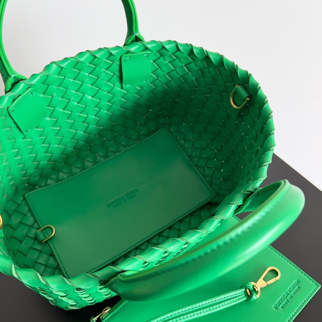 bo*te*ga Ve*ne*ta mini cabat bag in parakeet intrecciato lambskin