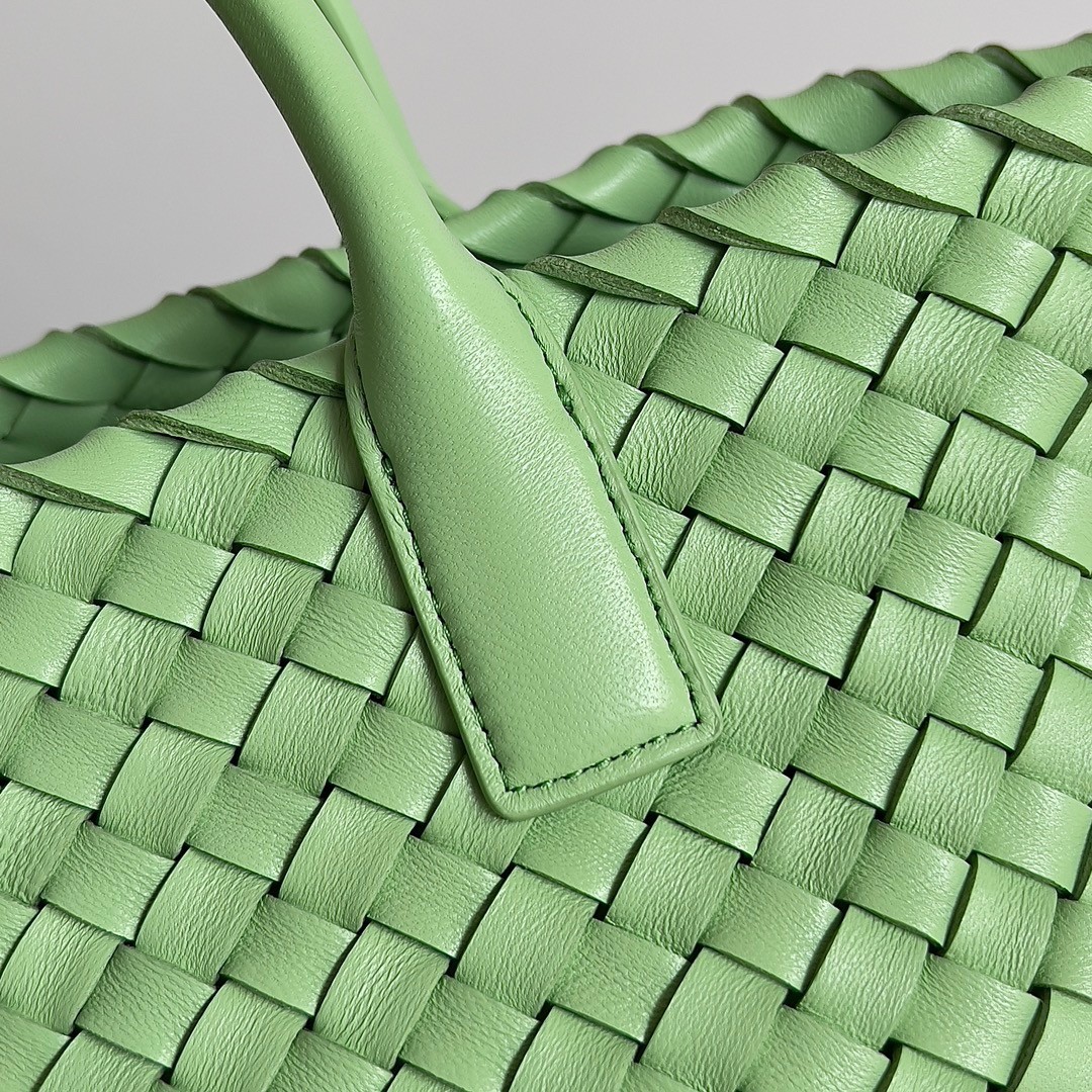 bo*te*ga Ve*ne*ta mini cabat bag in pistachio intrecciato lambskin