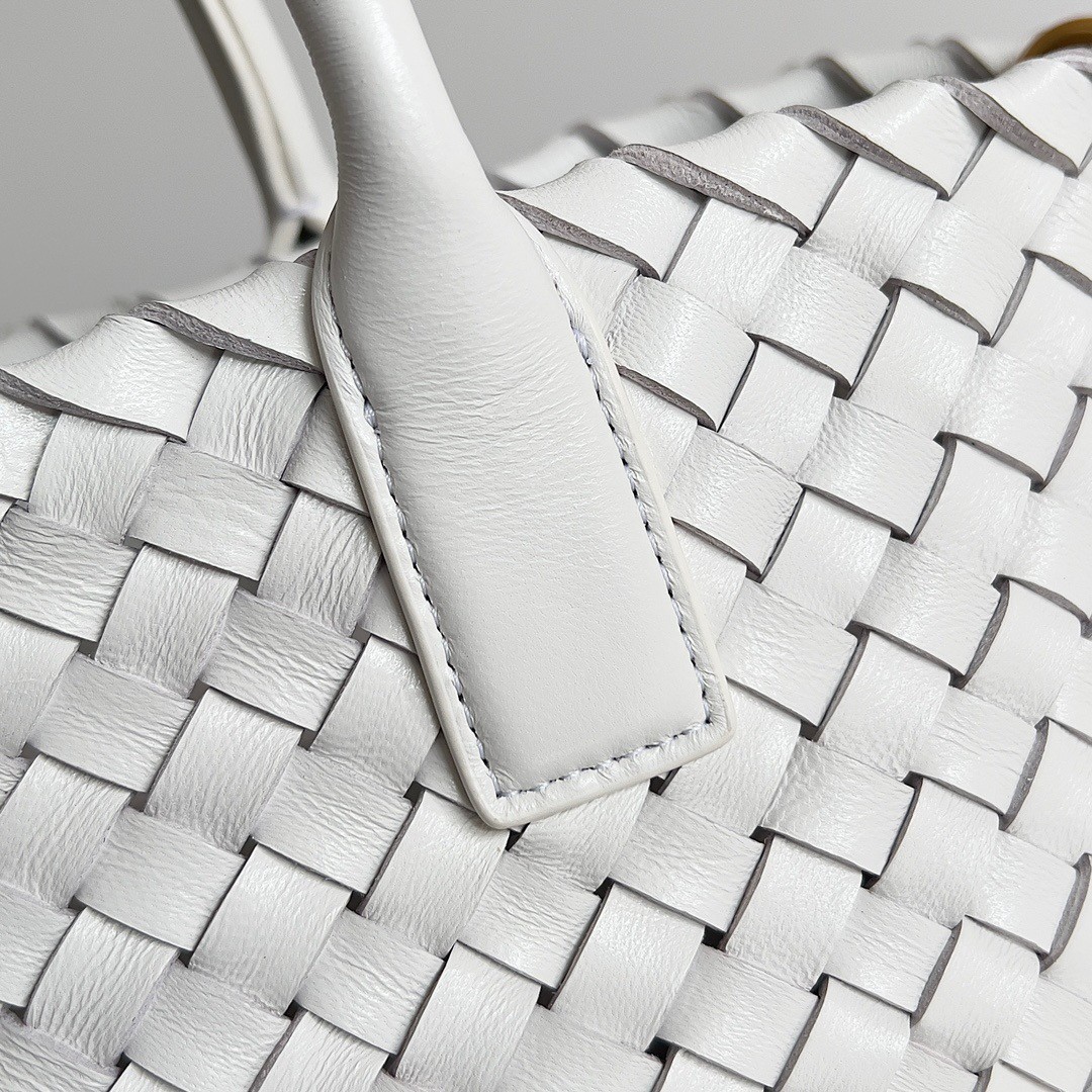 bo*te*ga Ve*ne*ta mini cabat bag in white intrecciato lambskin