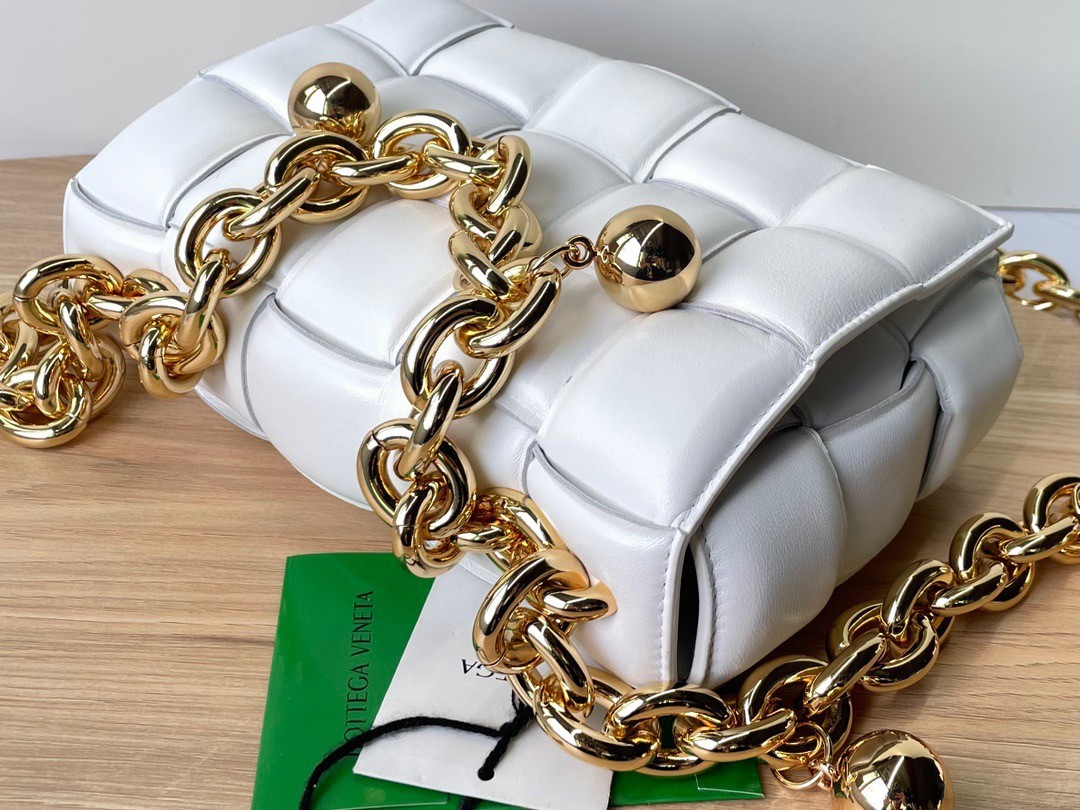 bo*te*ga Ve*ne*ta chain cassette bag in white lambskin