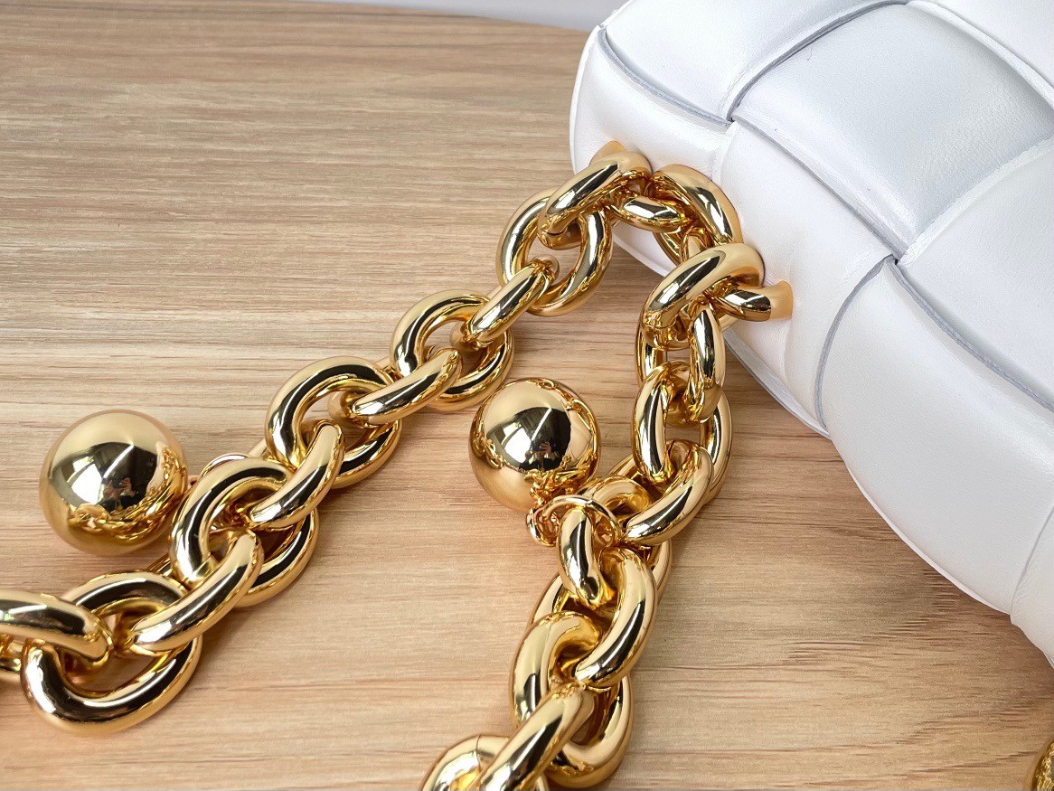 bo*te*ga Ve*ne*ta chain cassette bag in white lambskin
