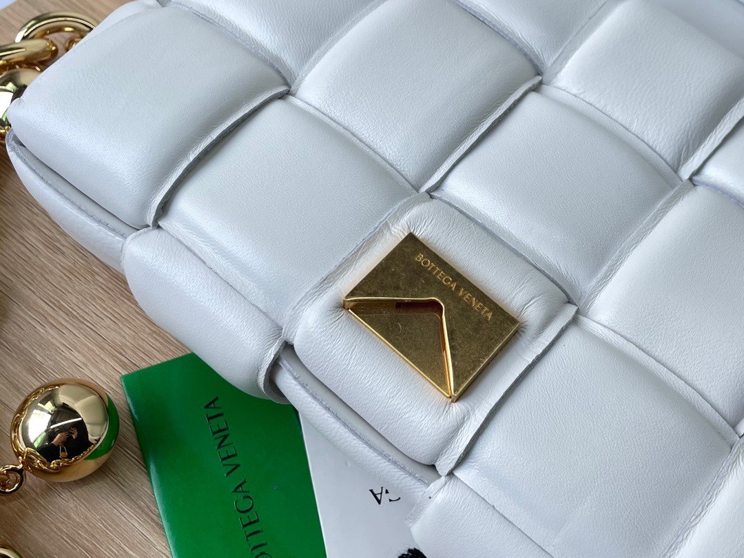 bo*te*ga Ve*ne*ta chain cassette bag in white lambskin