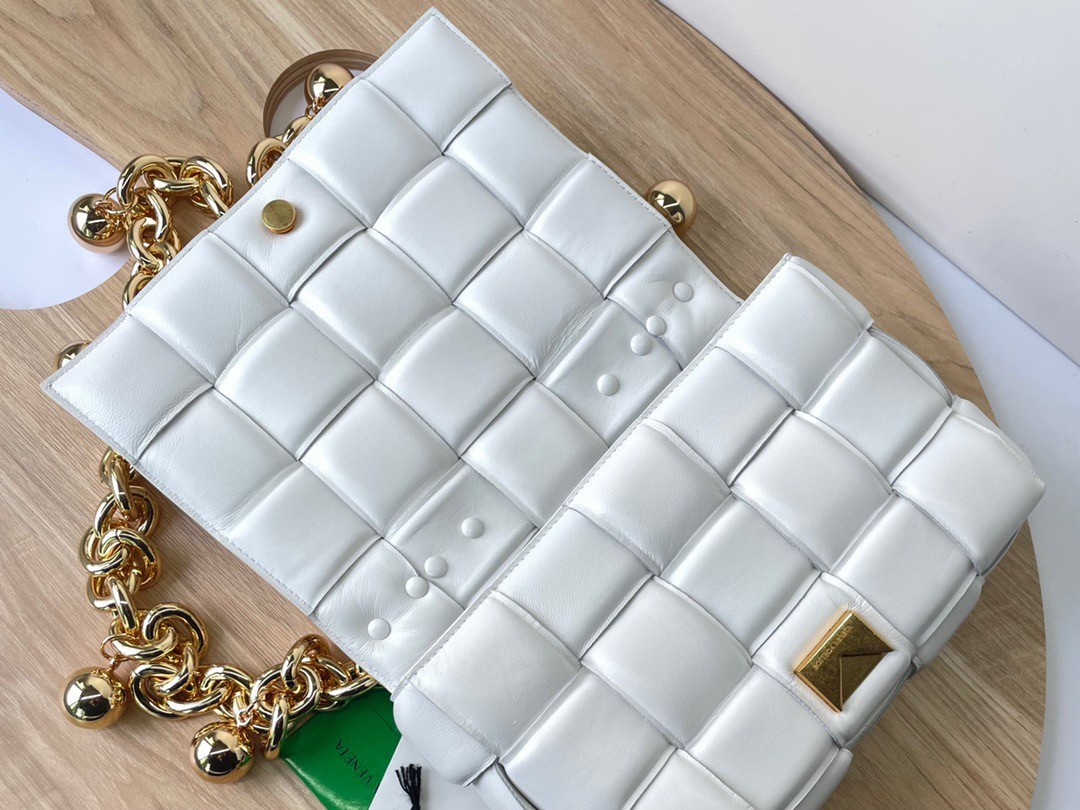 bo*te*ga Ve*ne*ta chain cassette bag in white lambskin