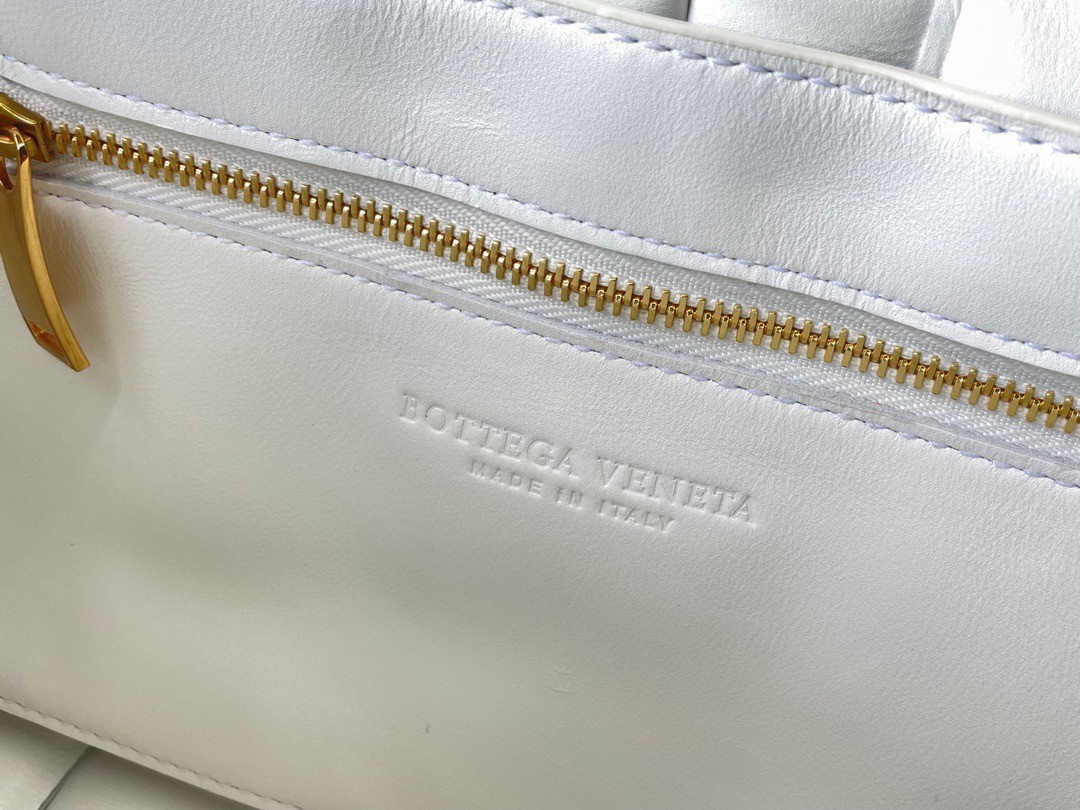 bo*te*ga Ve*ne*ta chain cassette bag in white lambskin