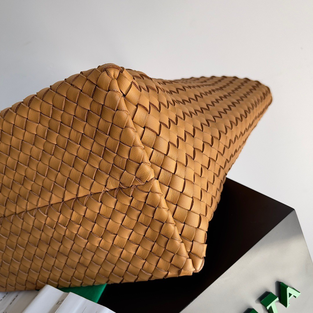 bo*te*ga Ve*ne*ta medium cabat bag in caramel intrecciato lambskin