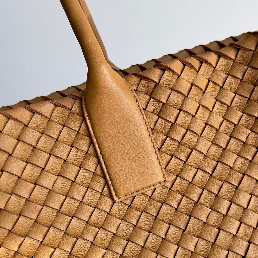 bo*te*ga Ve*ne*ta medium cabat bag in caramel intrecciato lambskin