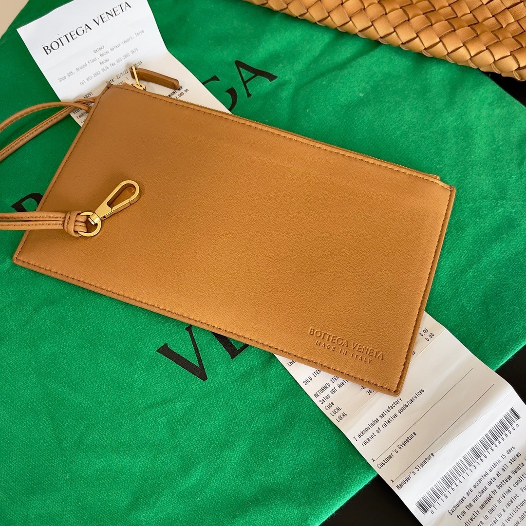 bo*te*ga Ve*ne*ta medium cabat bag in caramel intrecciato lambskin
