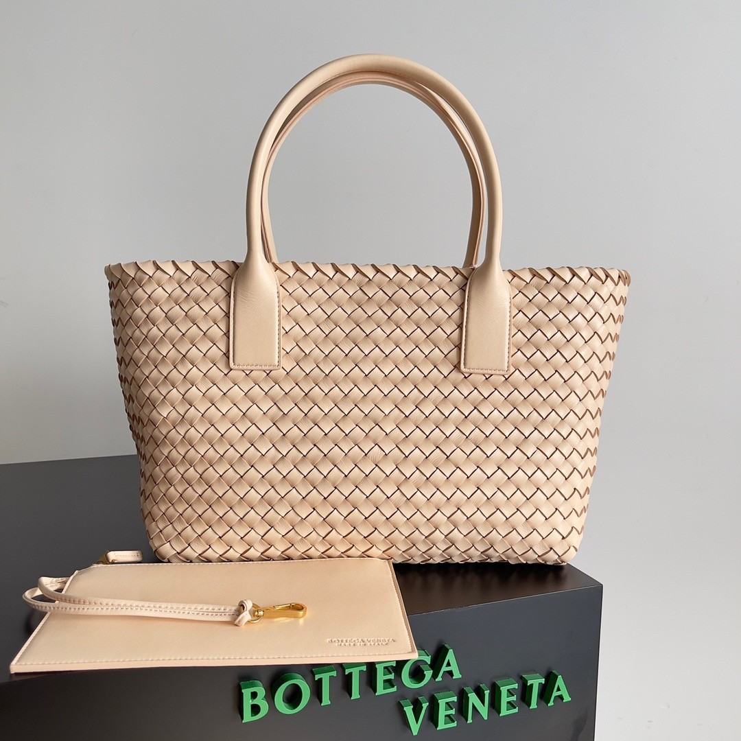 bo*te*ga Ve*ne*ta cabat medium bag in melon intrecciato lambskin