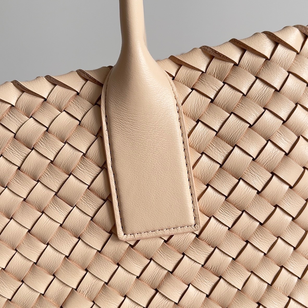 bo*te*ga Ve*ne*ta cabat medium bag in melon intrecciato lambskin