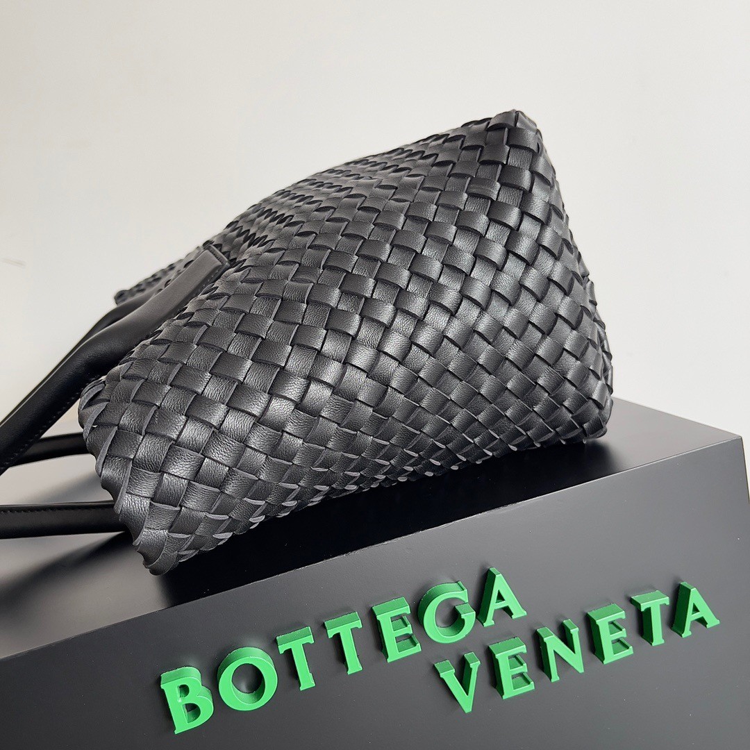 bo*te*ga Ve*ne*ta medium cabat bag in black intrecciato lambskin