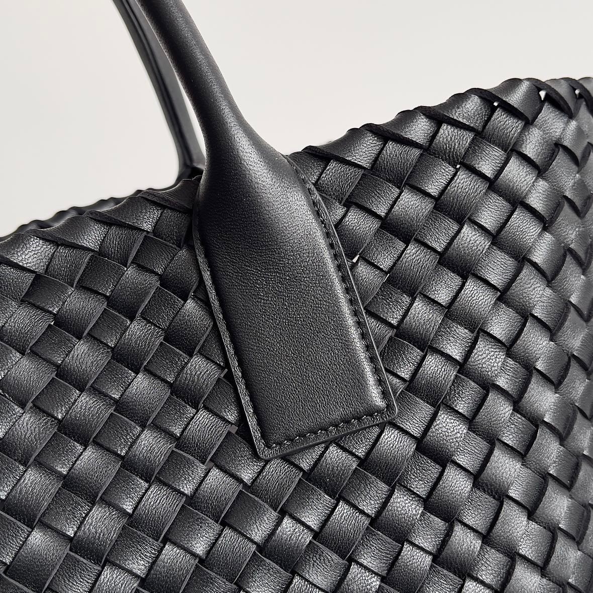 bo*te*ga Ve*ne*ta medium cabat bag in black intrecciato lambskin