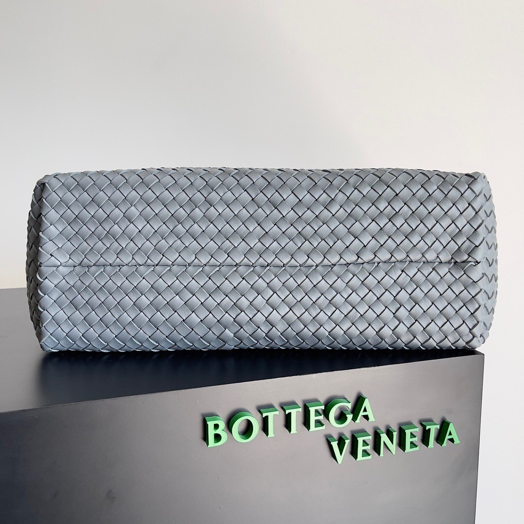 bo*te*ga Ve*ne*ta cabat large bag in thunder intrecciato lambskin