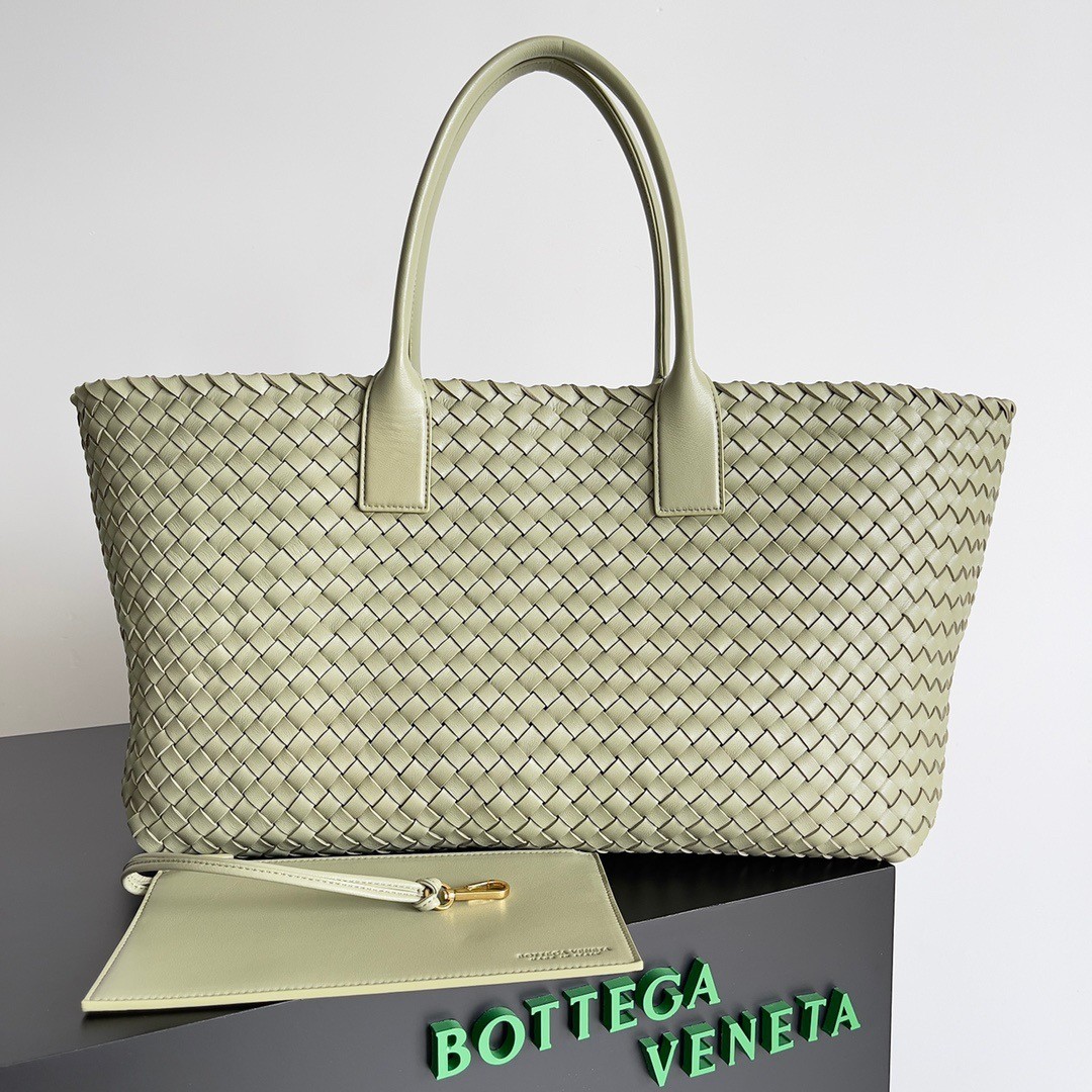 bo*te*ga Ve*ne*ta large cabat bag in travertine intrecciato lambskin