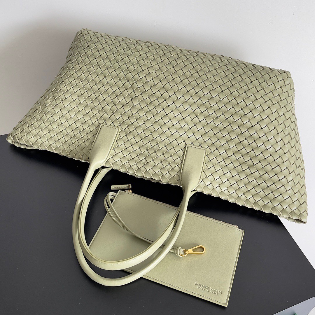 bo*te*ga Ve*ne*ta large cabat bag in travertine intrecciato lambskin