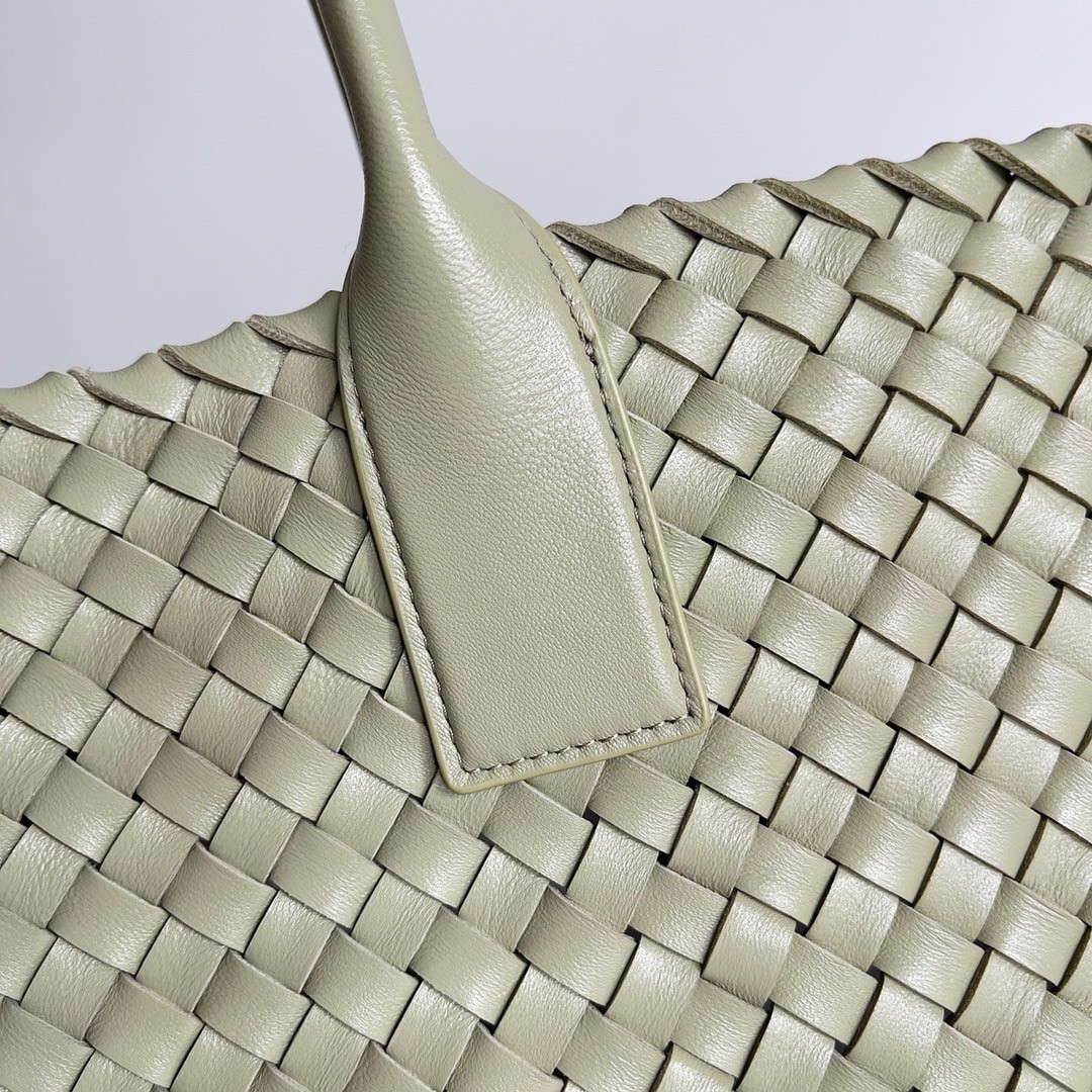 bo*te*ga Ve*ne*ta large cabat bag in travertine intrecciato lambskin